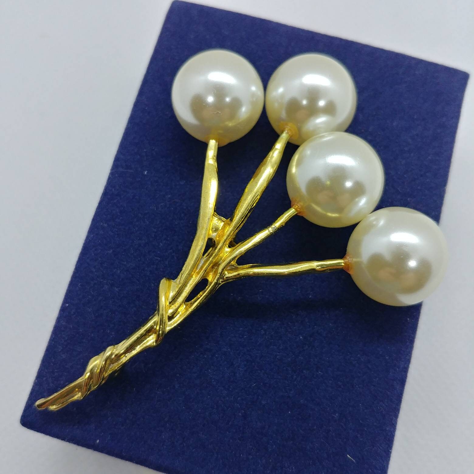 Vintage Perlen Brosche Goldfarben von VintageBijouStore