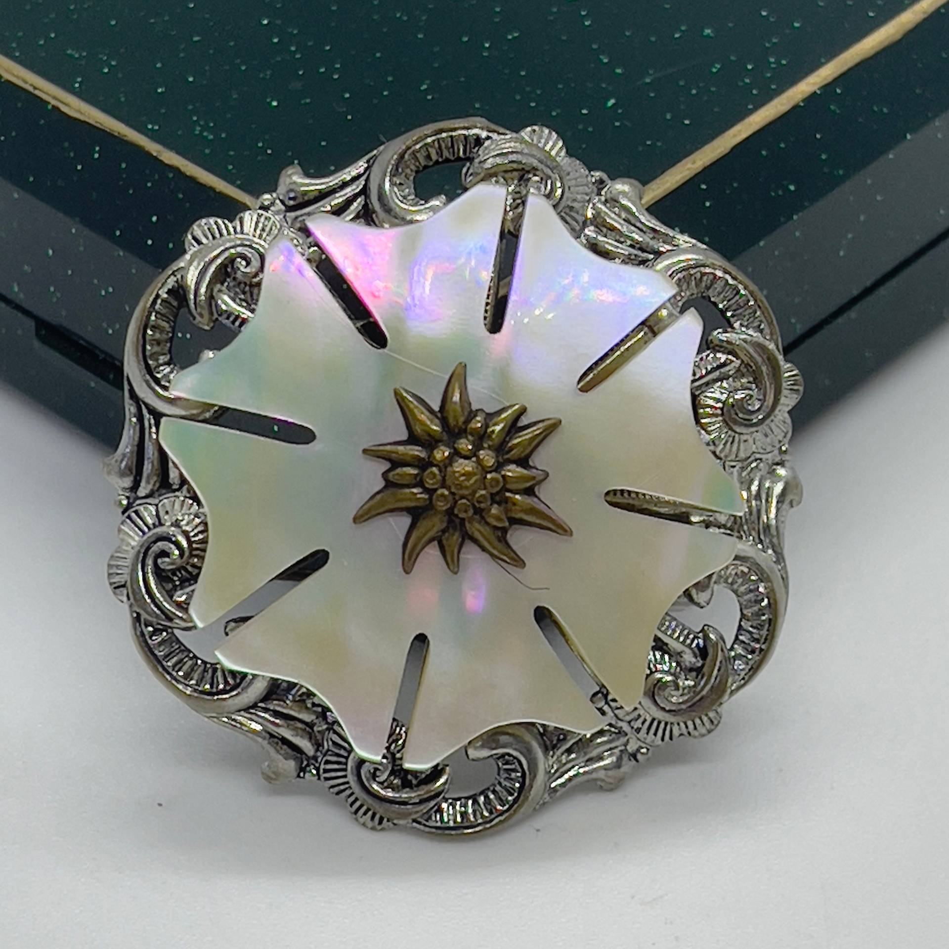 Vintage Perlmutt Blumen-Brosche Fellegheri Teller von VintageBijouStore