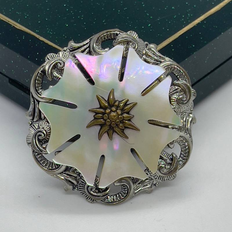 Vintage Perlmutt Blumen-Brosche Fellegheri Teller Vintage Perlmutt Blumen-Brosche Fellegheri Teller von VintageBijouStore