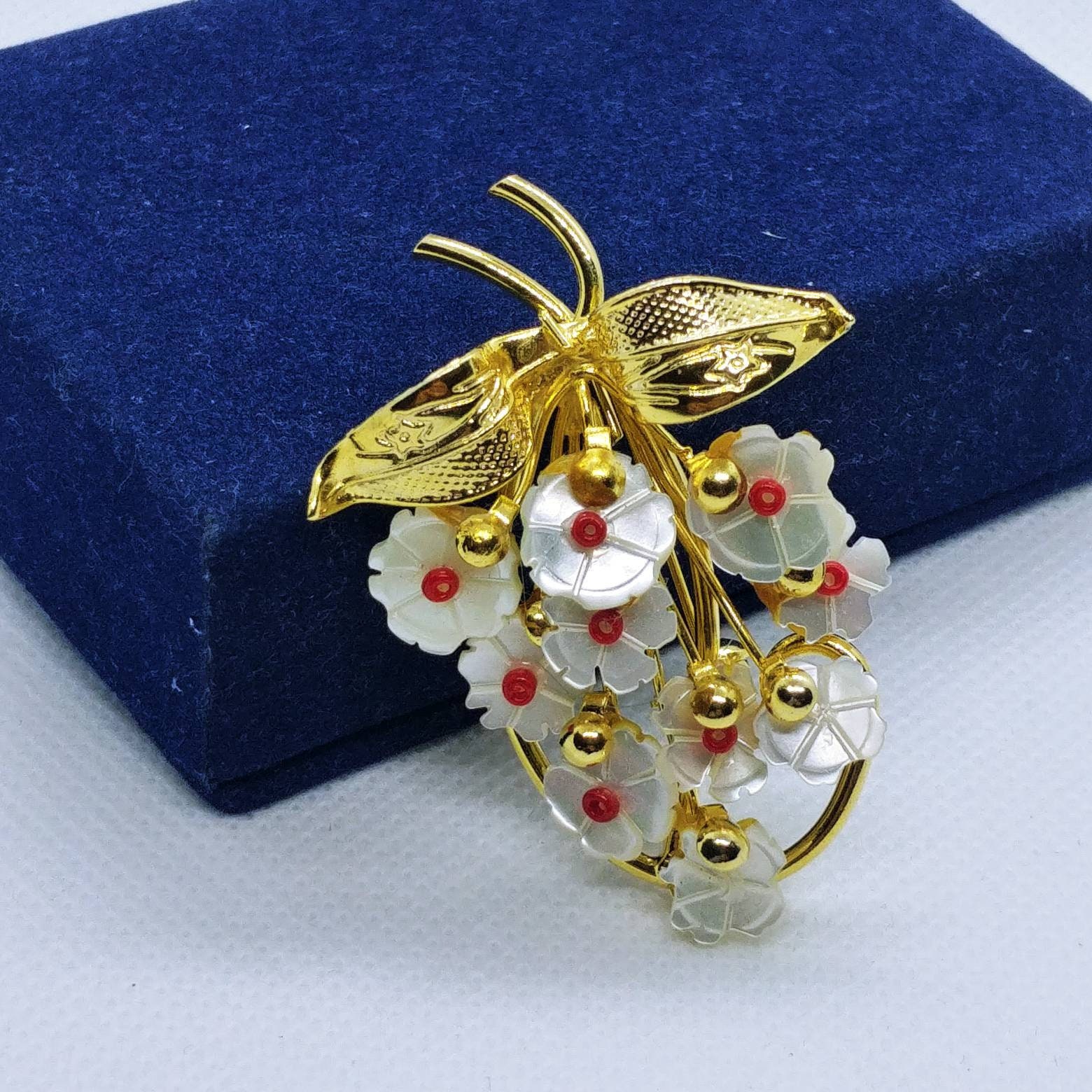 Vintage Perlmutt Blumen Brosche Gold-Ton-Blumenstrauß von VintageBijouStore