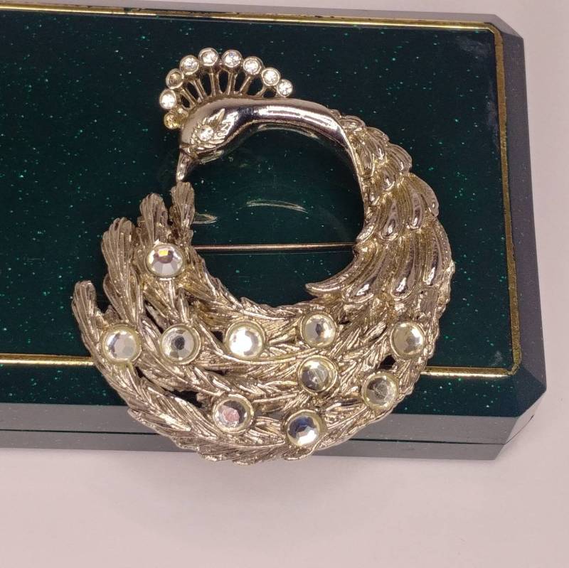 Vintage Pfau Vogel Brosche Silberton Mit Straßsteinen von VintageBijouStore