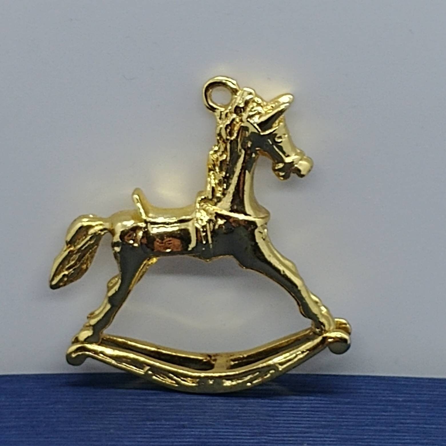 Vintage Pferd Anhänger Goldfarben von VintageBijouStore