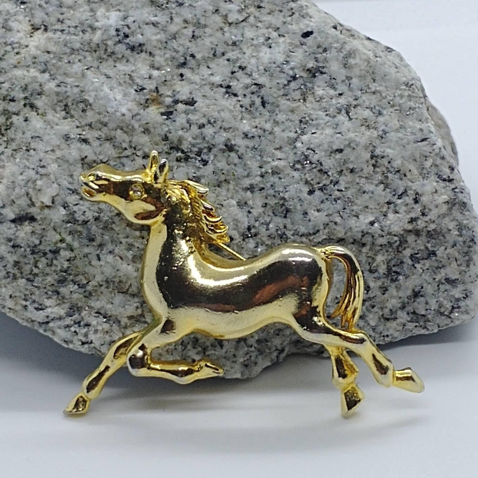 Vintage Pferde Brosche/Anstecknadel Auf Goldfarbenem Ton von VintageBijouStore