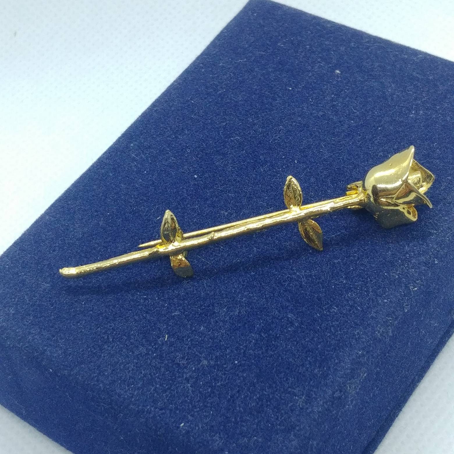 Vintage Rosen-Brosche Anstecknadel, Goldfarben von VintageBijouStore