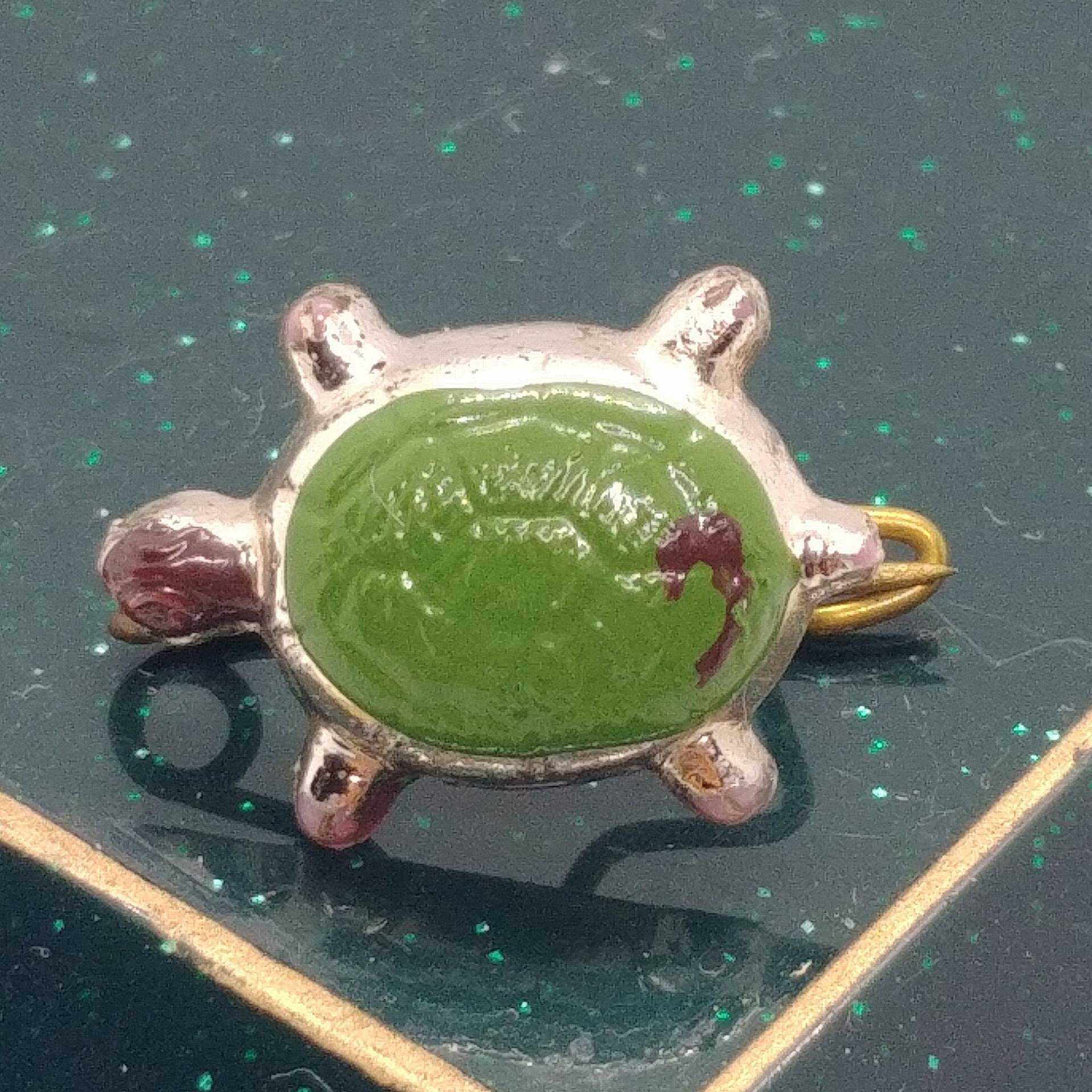 Vintage Schildkröte Gold Ton Brosche/Pin Mit Jade Cabochon .mini von VintageBijouStore