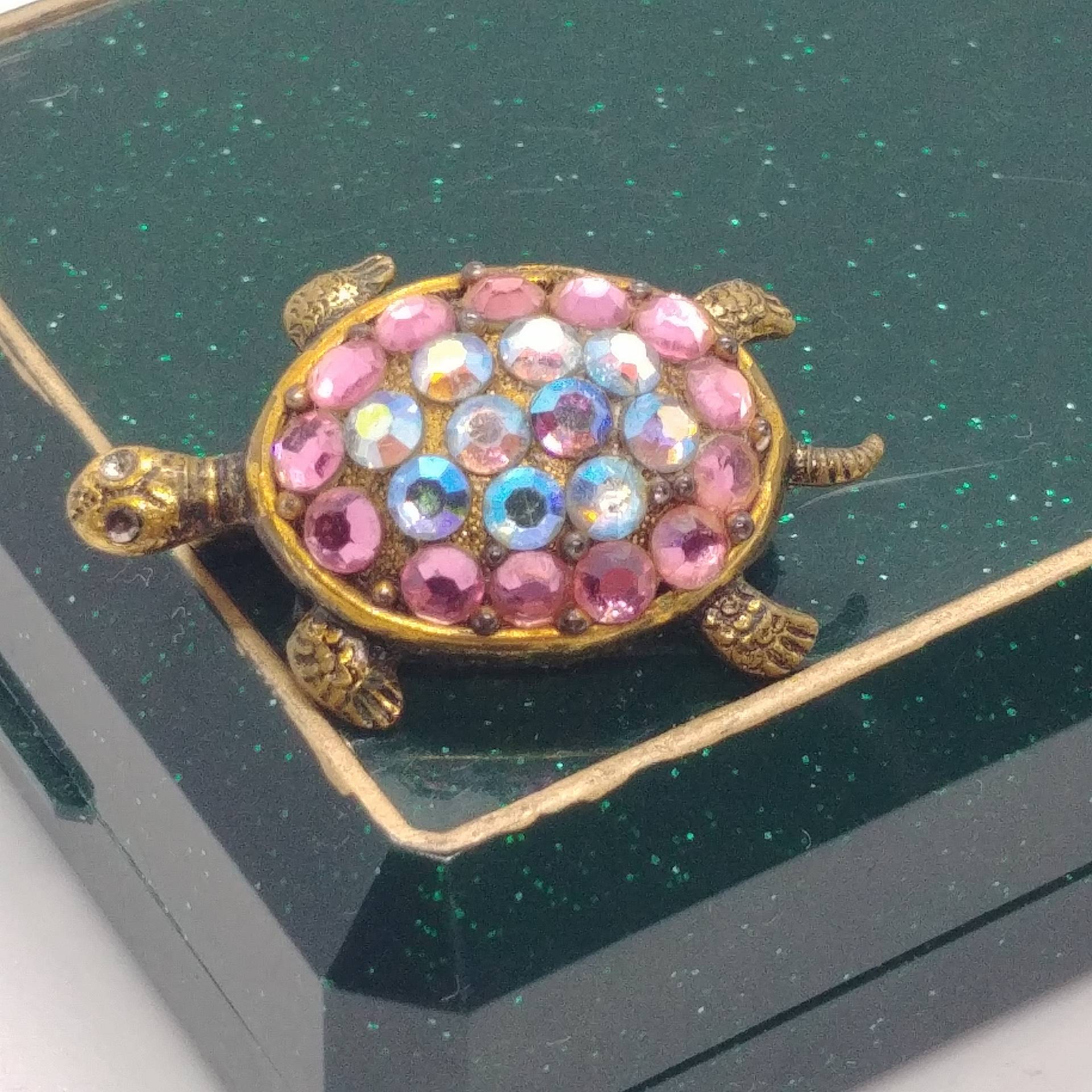 Vintage-Schildkröten-Kristallbrosche Mit Ab-Kristallen von VintageBijouStore