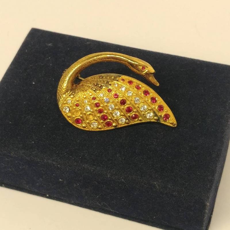 Vintage Schwan Vogel in Goldton Mit Roten Strasssteinen von VintageBijouStore