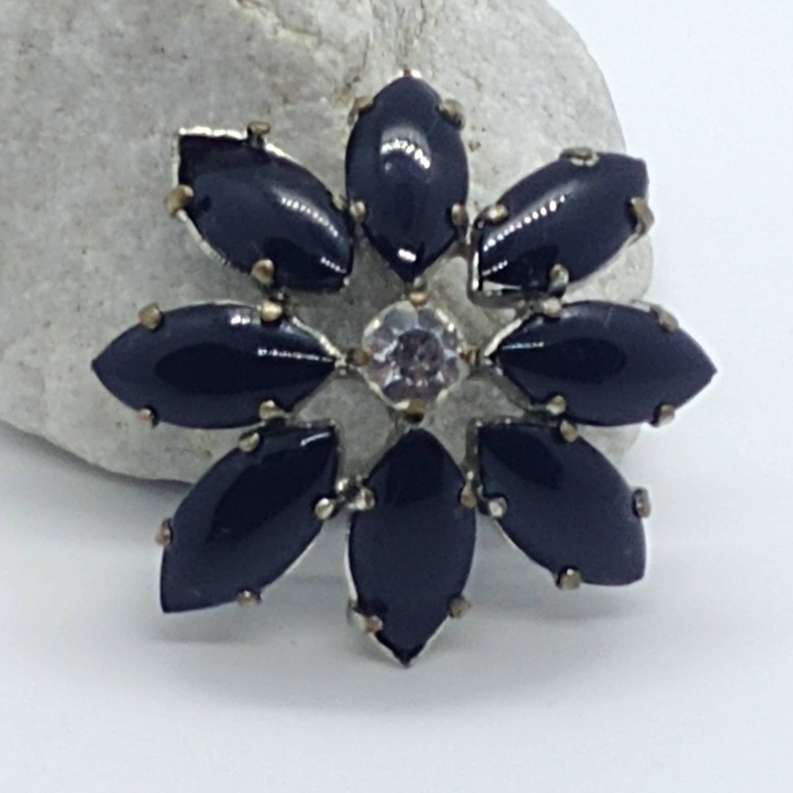 Vintage Schwarze Trauer Brosche/Anhänger in Form Einer Blume Mit Blütenblättern von VintageBijouStore