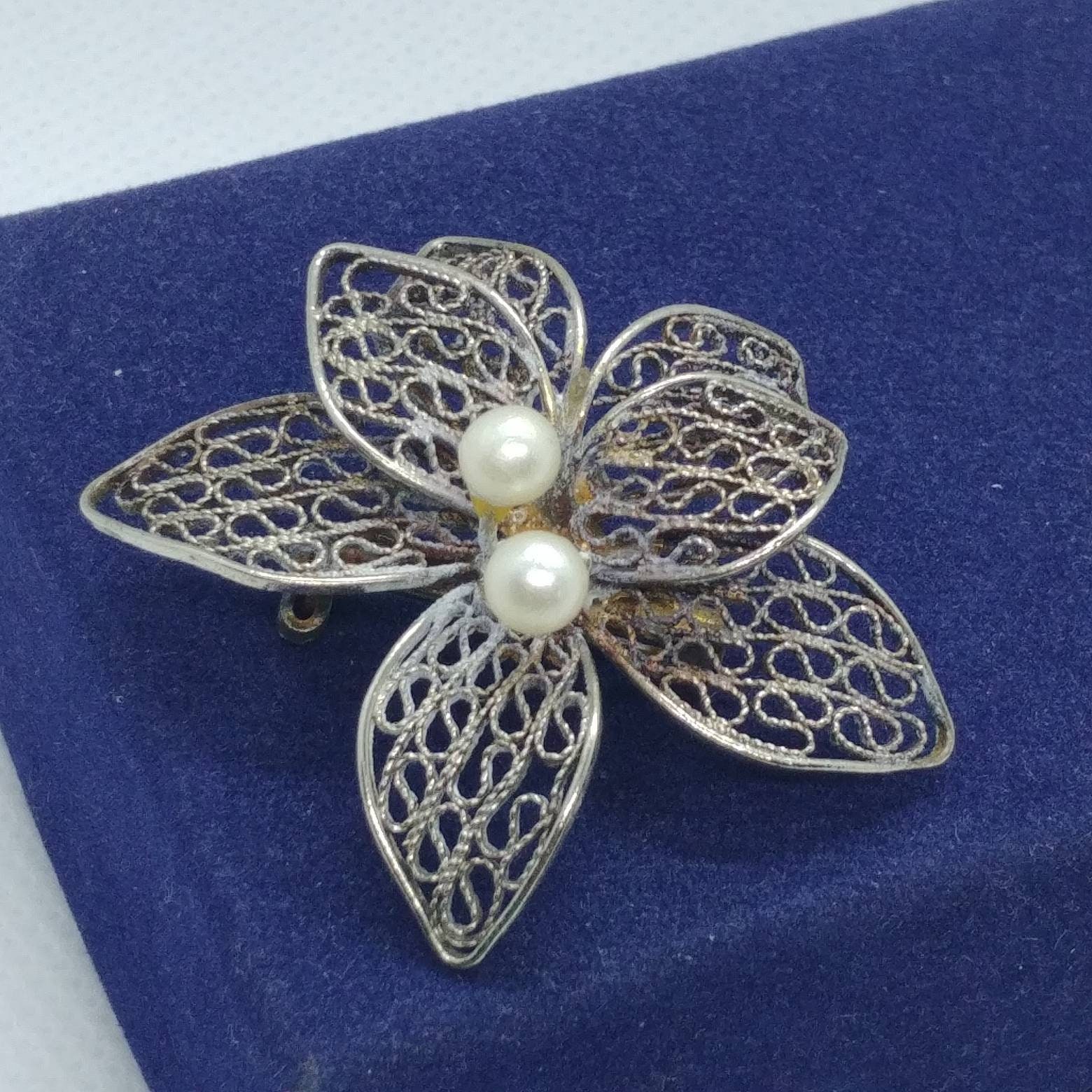 Vintage Silber Filigrane Blumen-Brosche Mit Perlen von VintageBijouStore