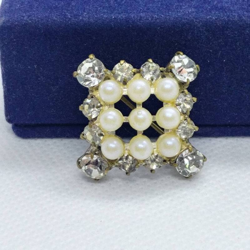 Vintage Silber Kristall Brosche Mit Perlen von VintageBijouStore