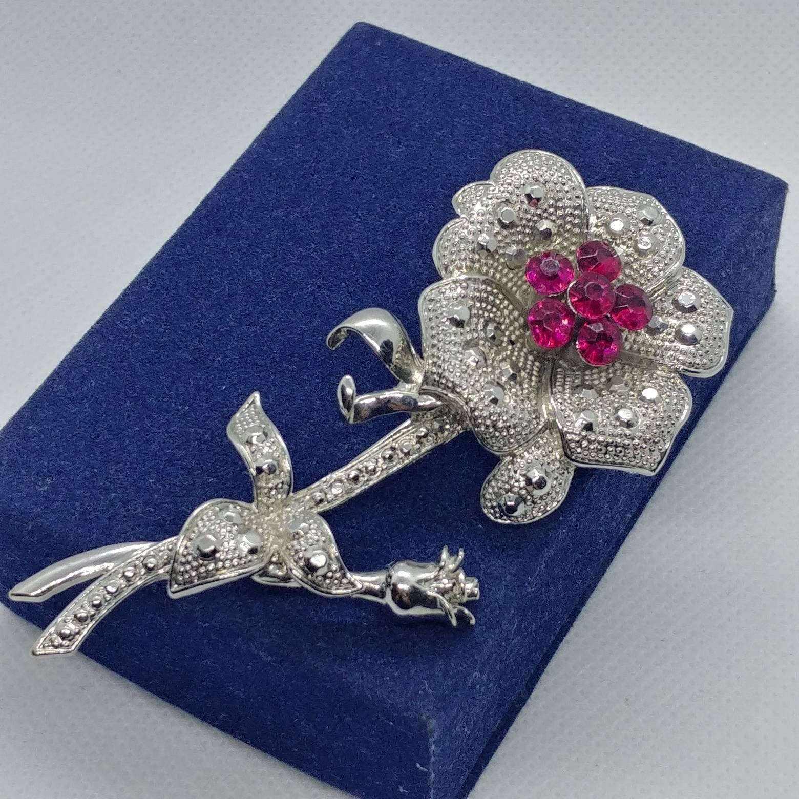 Vintage Silber Ton Blumen-Brosche Mit Roten Kristallen von VintageBijouStore