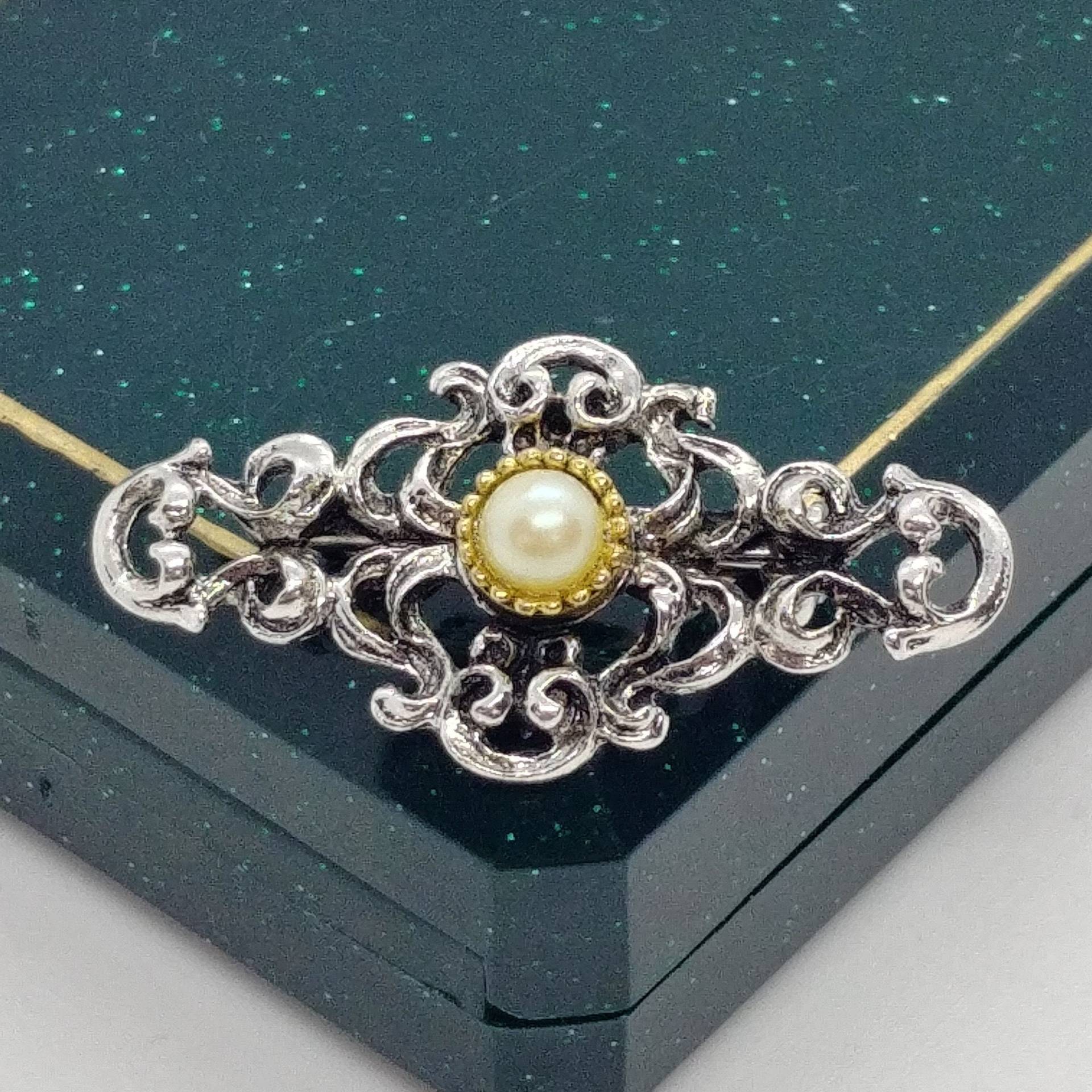 Vintage Silber Ton Brosche Mit Perle von VintageBijouStore