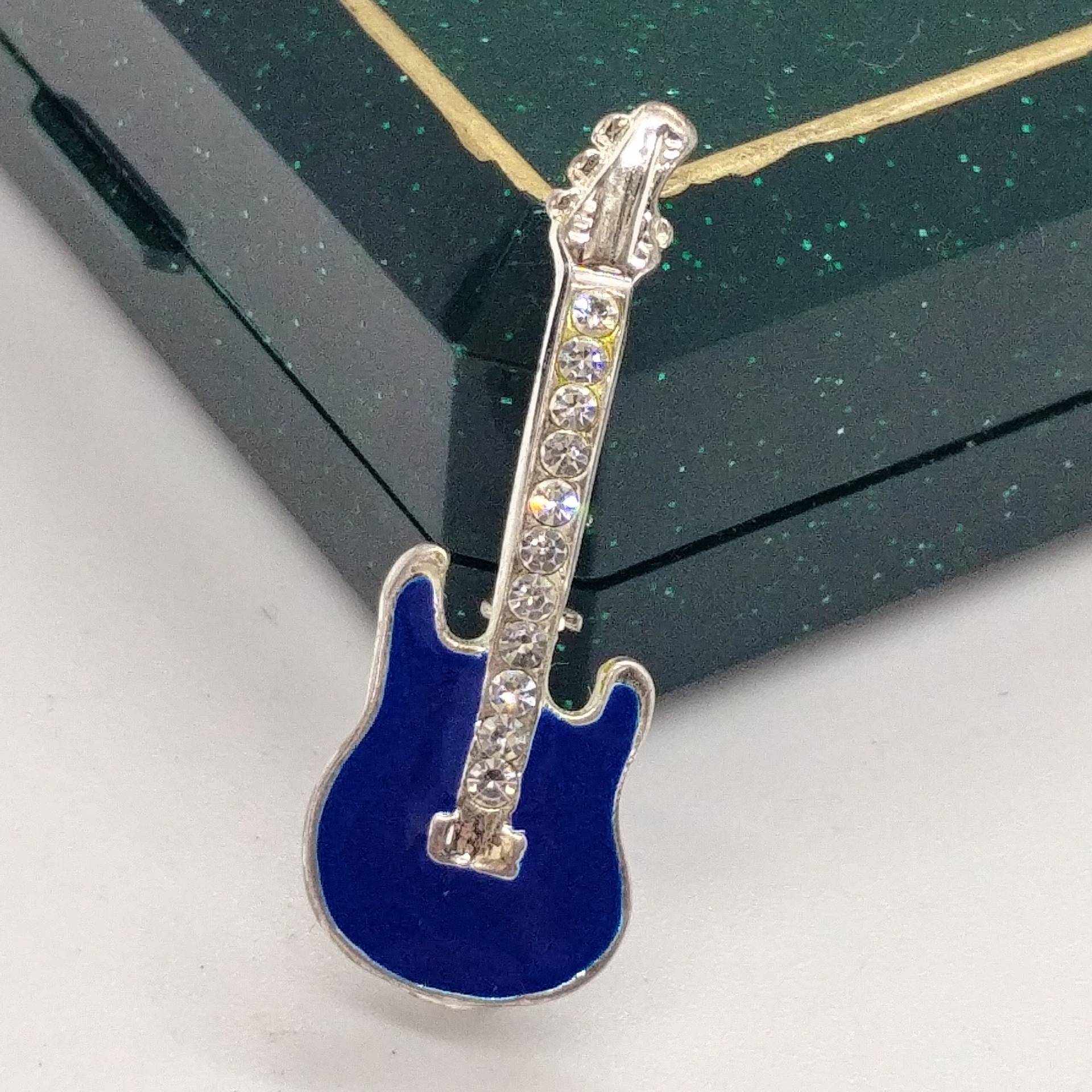 Vintage Silber Ton Gitarre Brosche Mit Blauer Emaille von VintageBijouStore