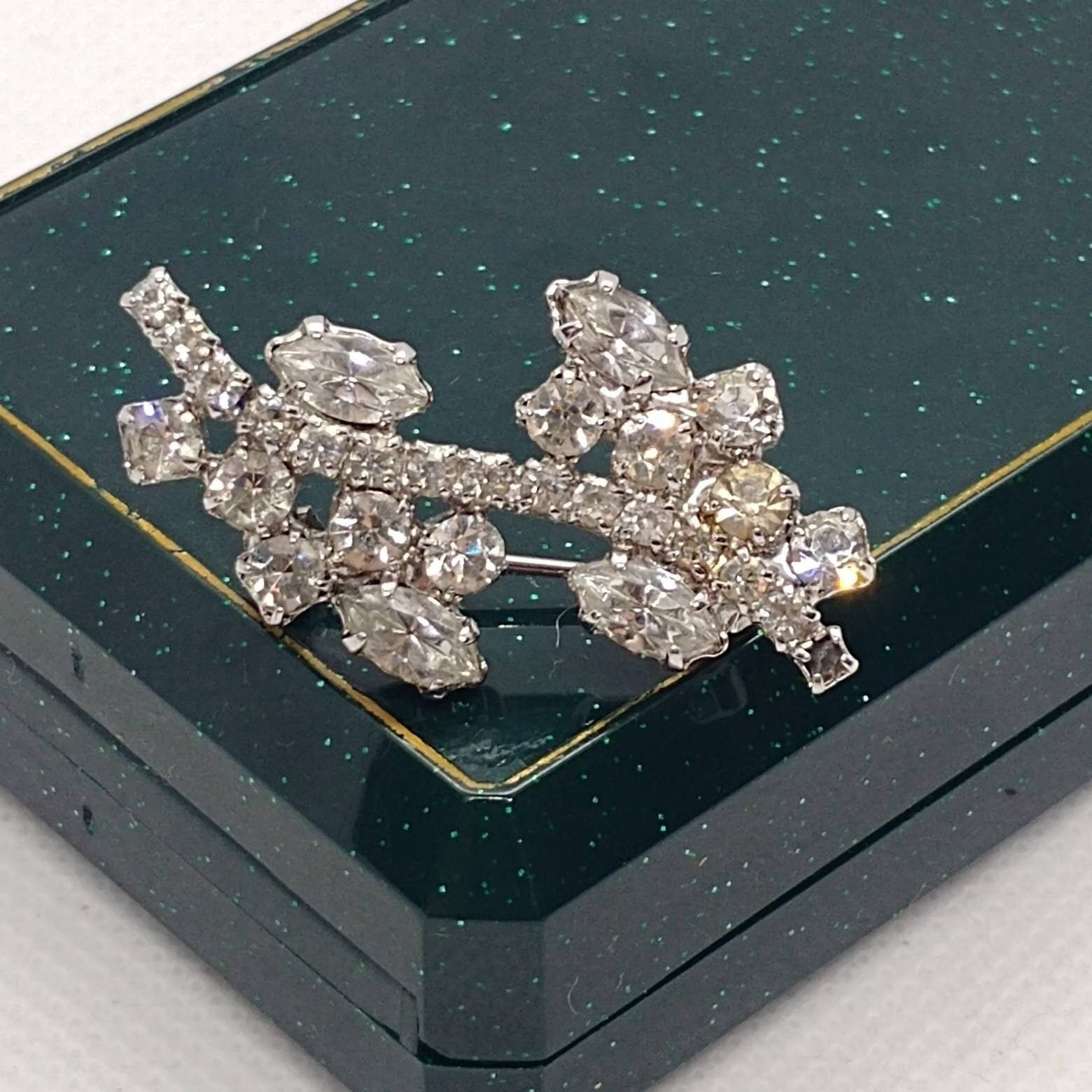 Vintage Silber Ton Kristall Brosche Florales Design von VintageBijouStore