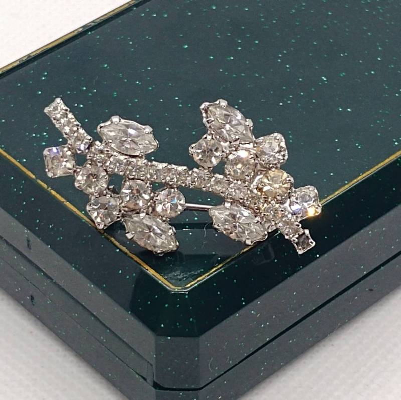 Vintage Silber Ton Kristall Brosche Florales Design von VintageBijouStore