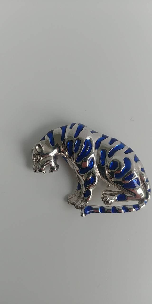 Vintage Silber Ton Tiger Brosche Mit Blauer Emaille von VintageBijouStore