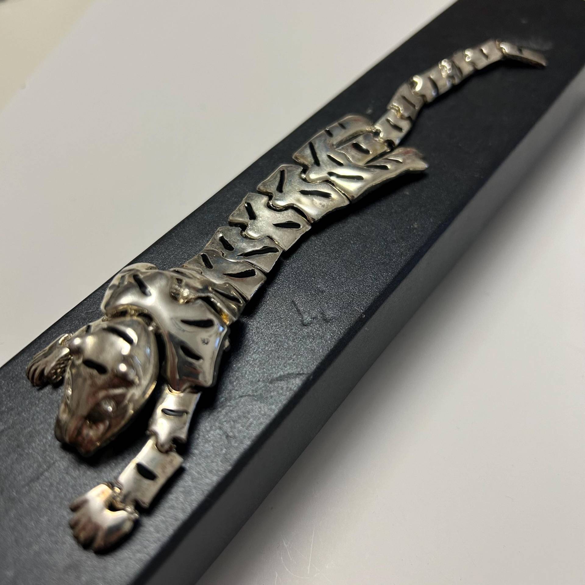 Vintage Silberfarbene Tiger Brosche Schwarze Emaille Tier Pin von VintageBijouStore