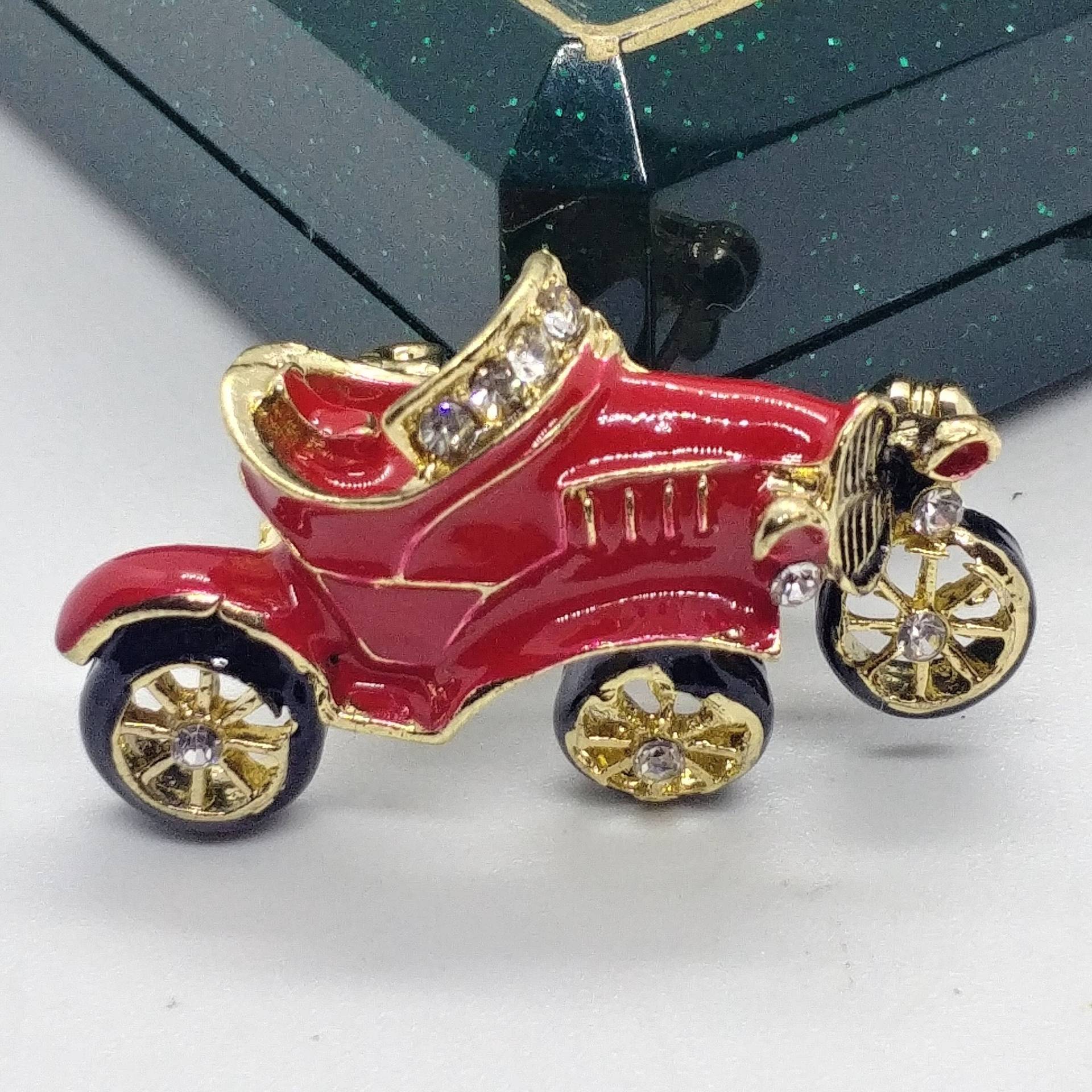 Vintage Sport Brosche/Pin in Form Eines Autos Goldton Mit Roter Emaille von VintageBijouStore