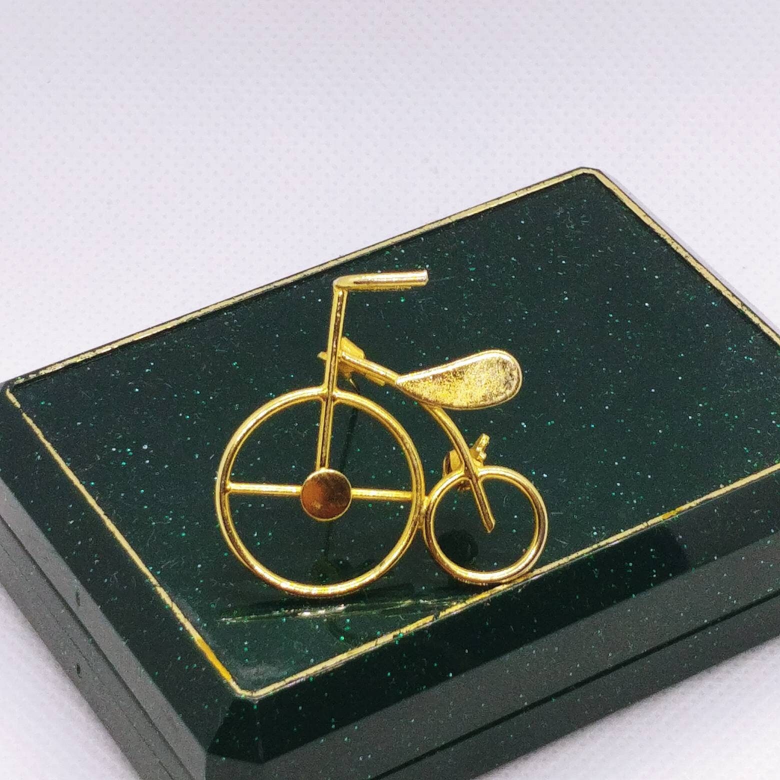 Vintage Sport Fahrrad Brosche/Pin Gold-Ton von VintageBijouStore