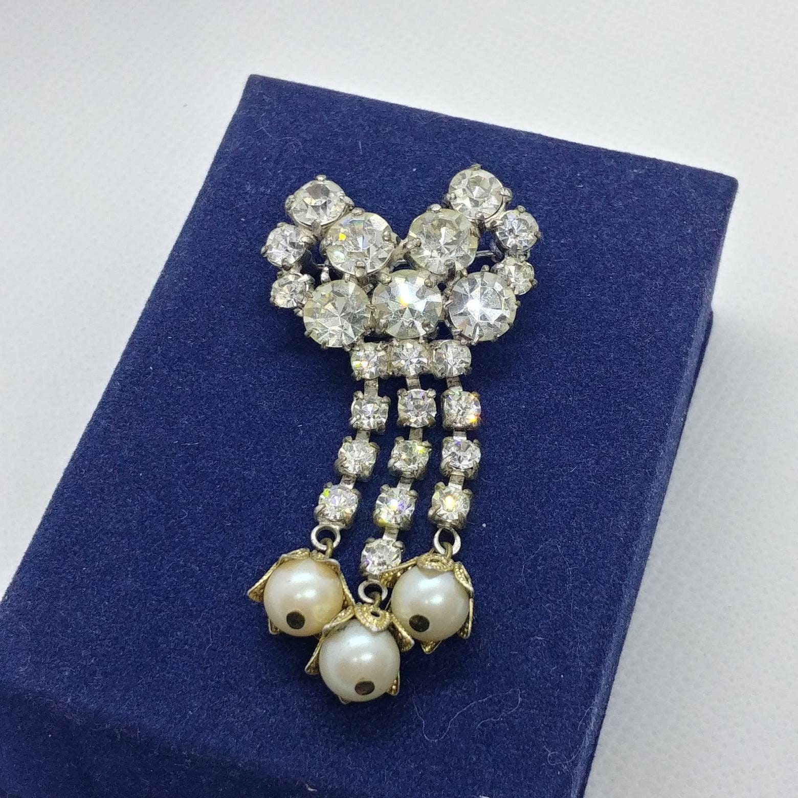 Vintage Strass Brosche Mit Kunstperlen Anhängern von VintageBijouStore