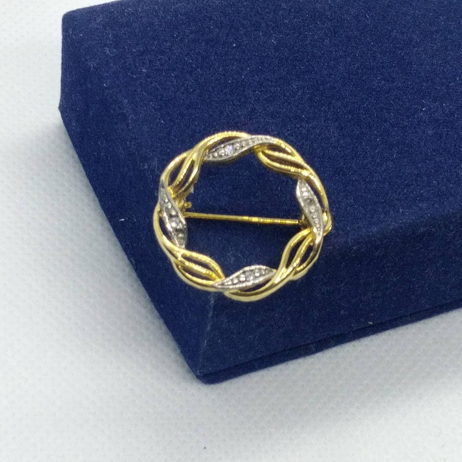 Vintage Vergoldete Kranzbrosche Mit Kristallen von VintageBijouStore