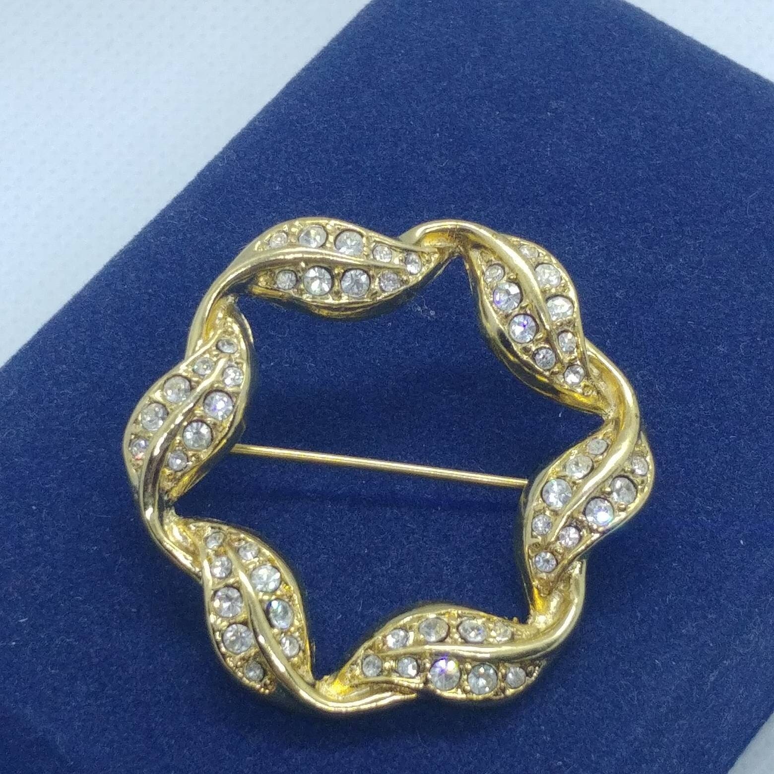 Vintage Vergoldete Kranzbrosche Mit Kristallen von VintageBijouStore