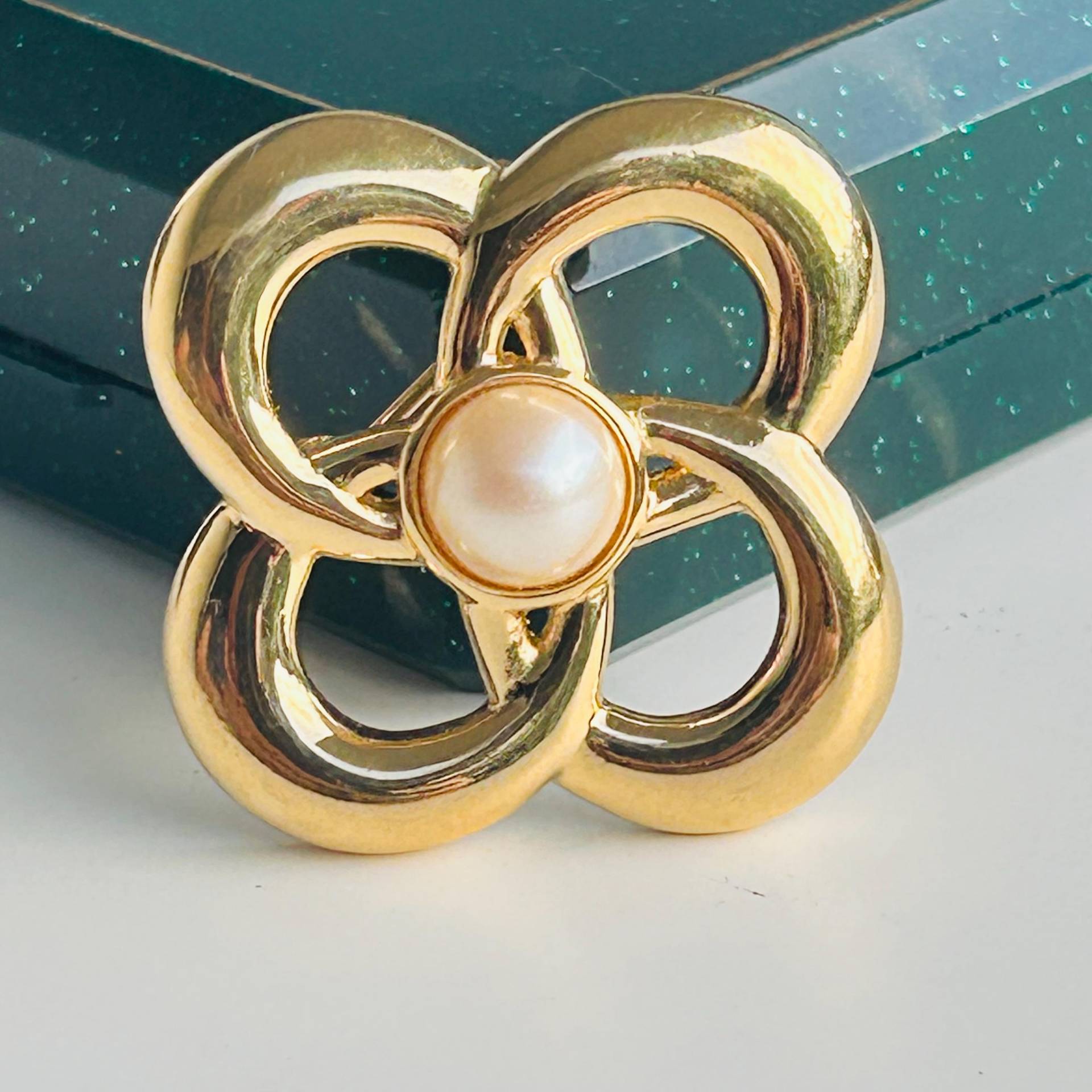 Vintage Vierpass Blumen Brosche Mit Perle. Signiert Monet von VintageBijouStore