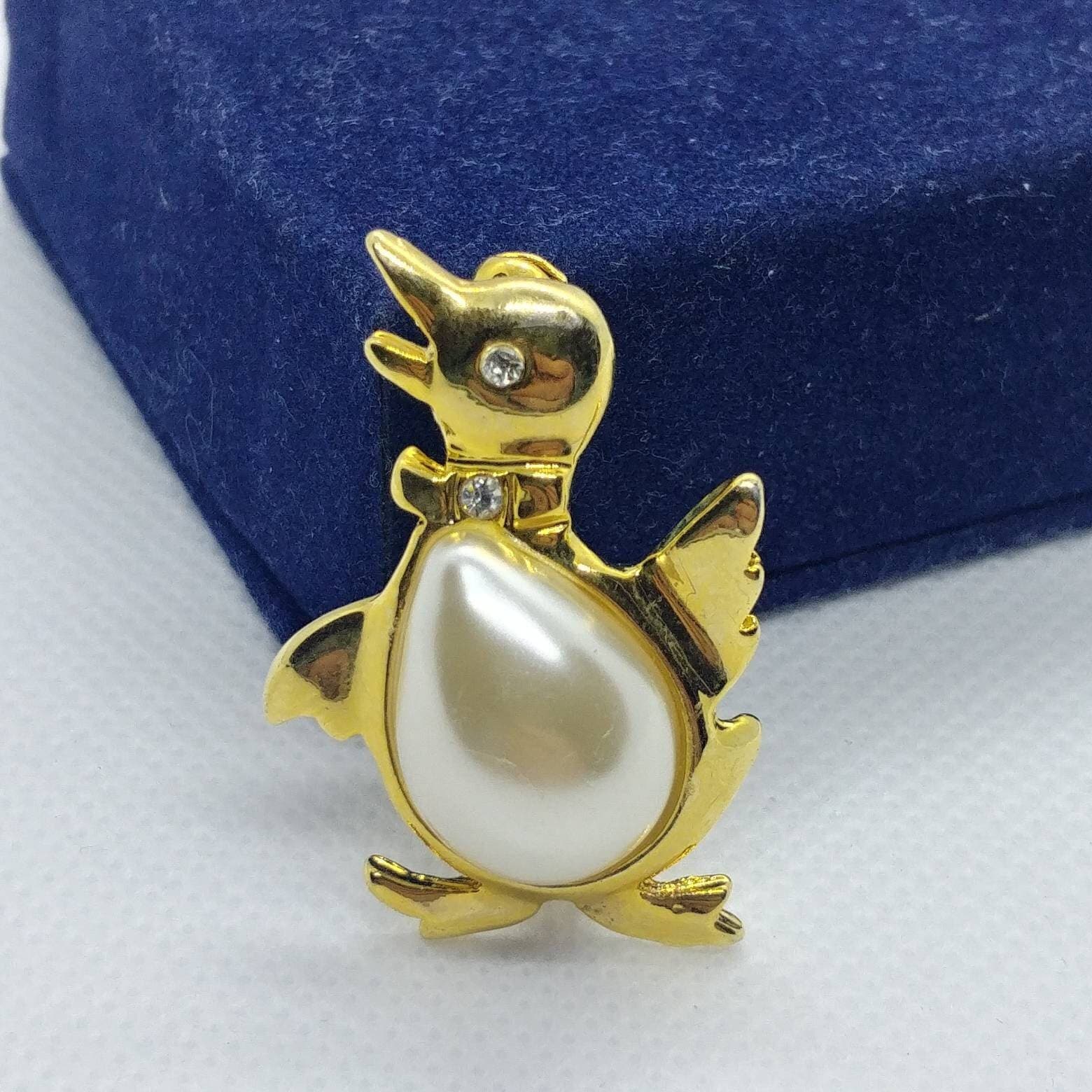 Vintage Vogel/Pinguin Brosche Gold Mit Großer Perle von VintageBijouStore