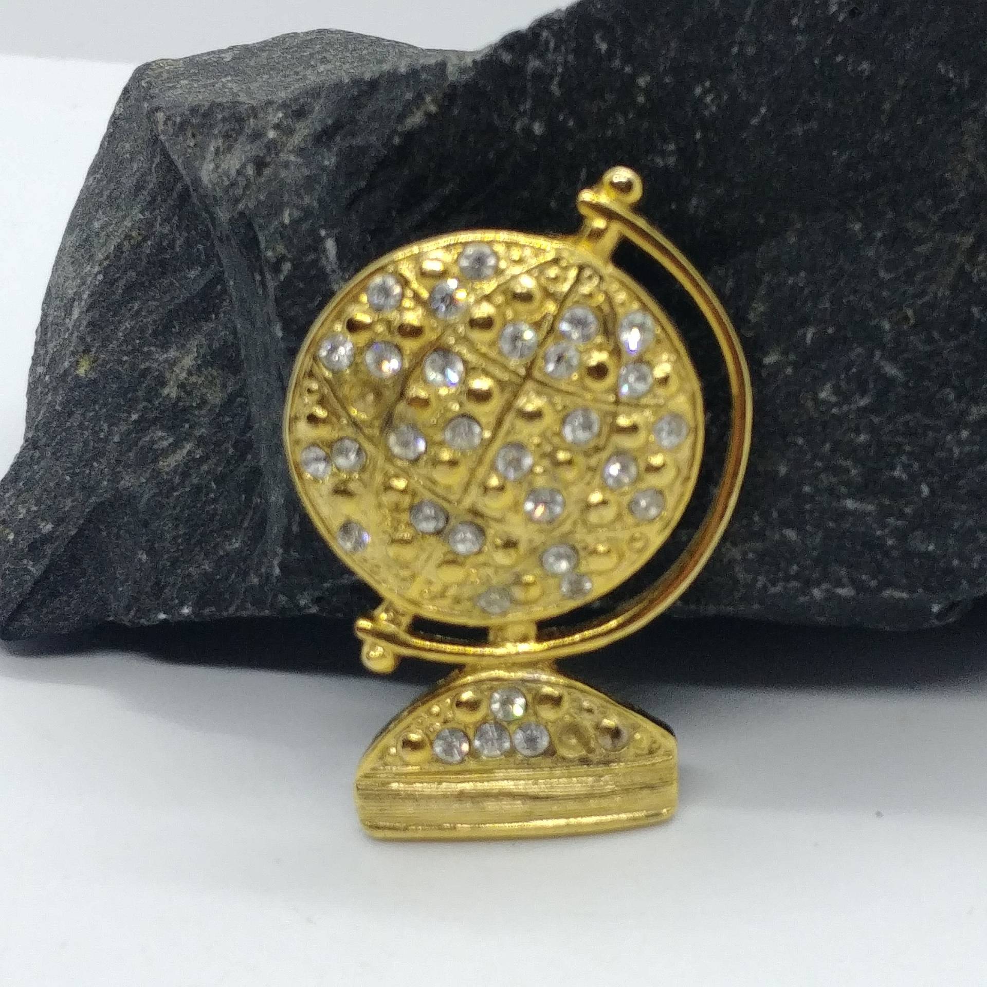 Vintage Witzige Brosche in Form Einer Weltkugel Gold Mit Kristallen von VintageBijouStore