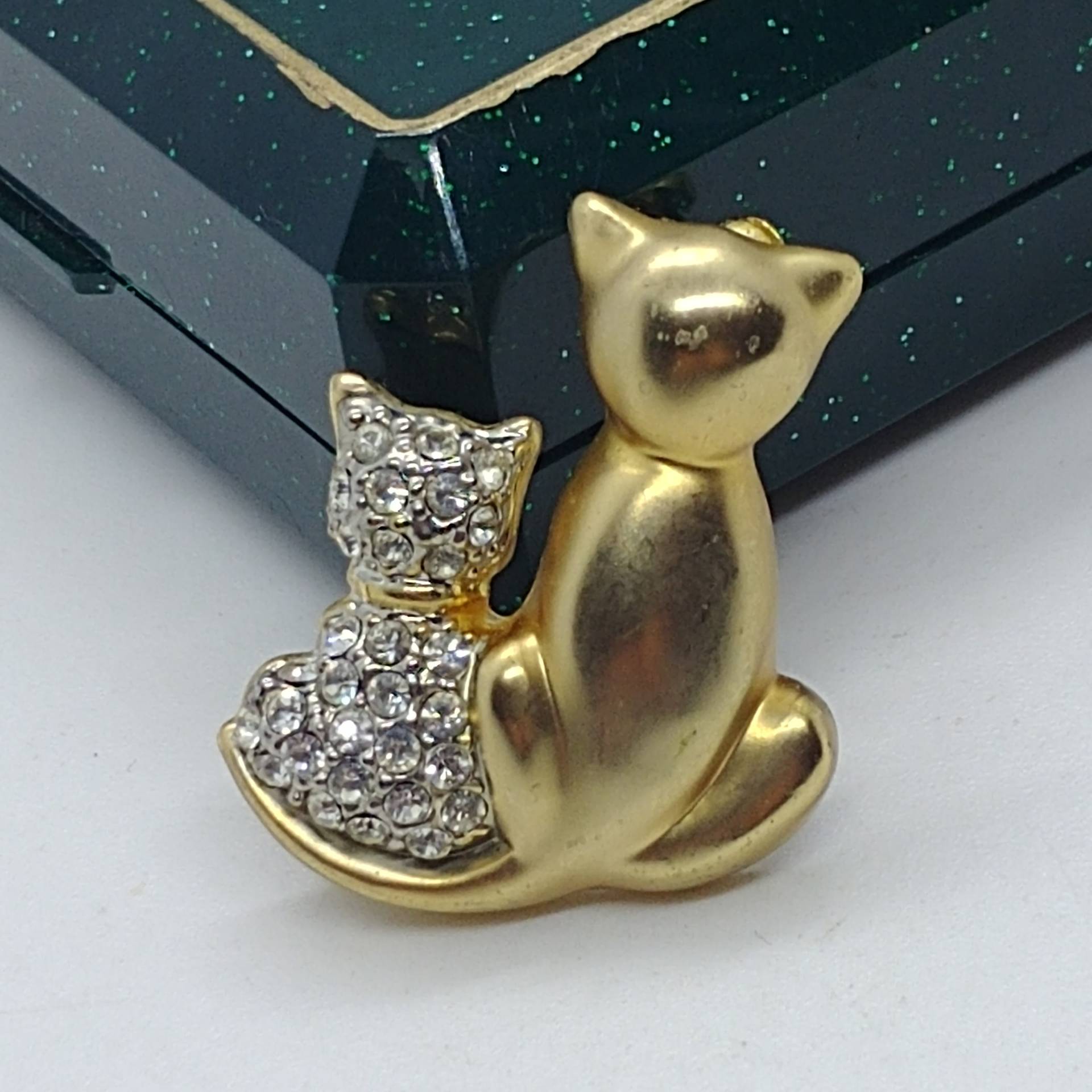 Vintage Zwei Katzen Brosche Goldfarben Mit Strass von VintageBijouStore