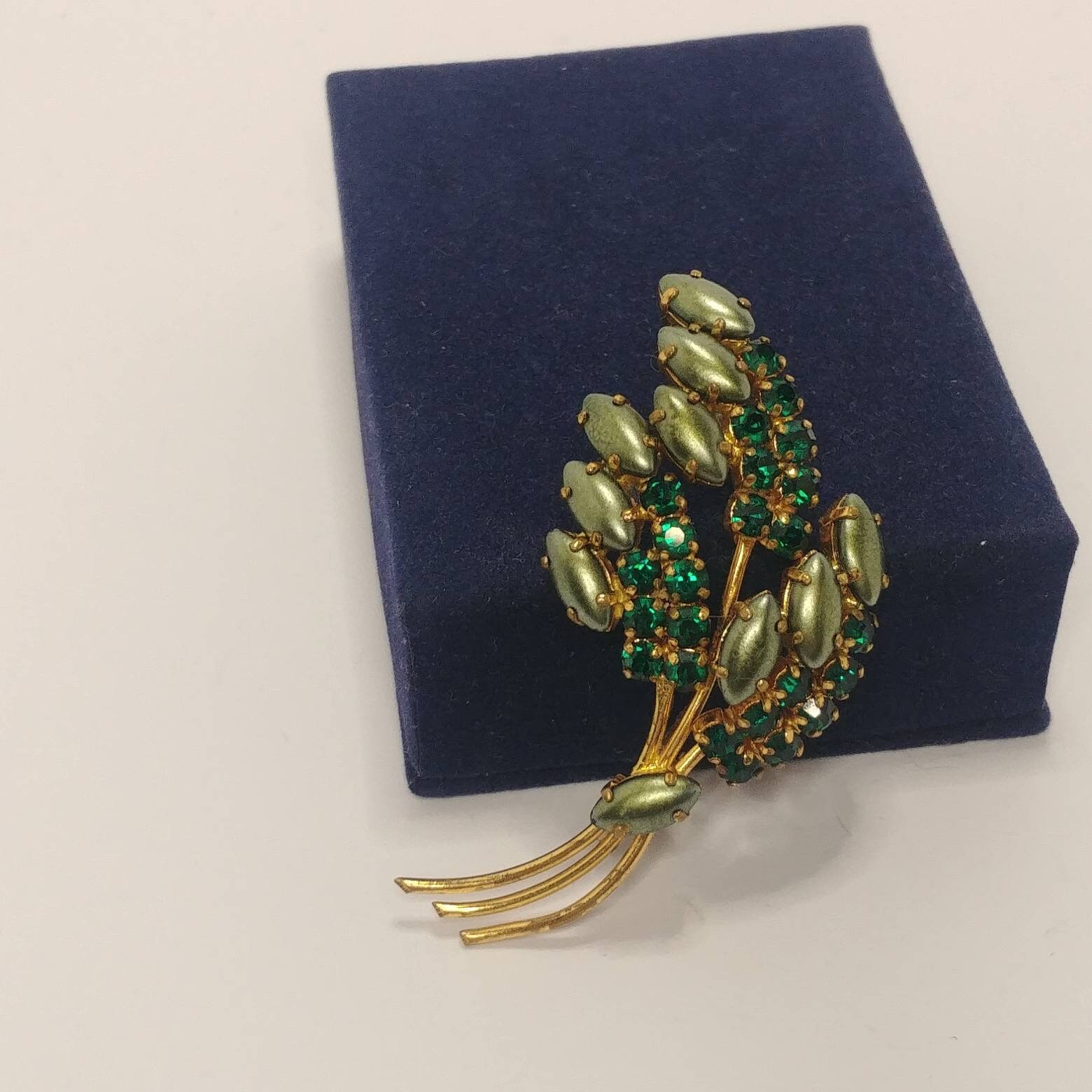 Vintage Ast Brosche Goldfarben Mit Grünen Strasssteinen Vintage Ast Brosche Goldfarben Mit Grünen Strasssteinen von VintageBijouStore