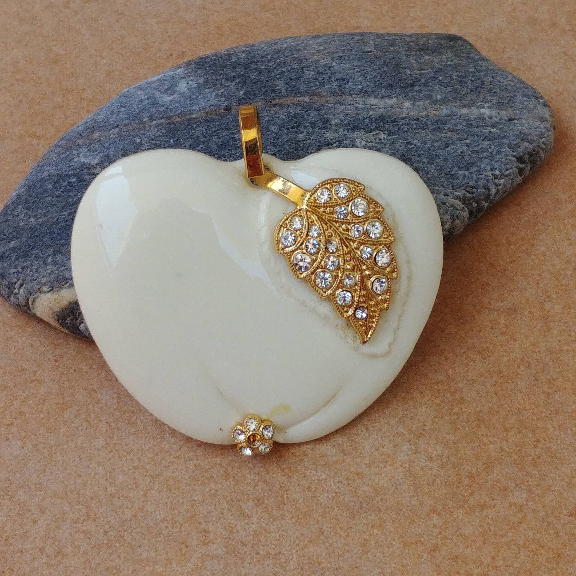 Weiße Vintage Brosche/Anhänger in Form Eines Apfels von VintageBijouStore