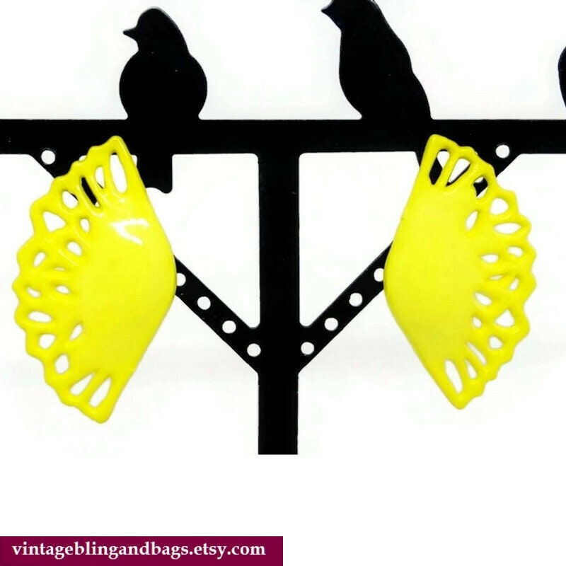 43x23mm Ungetragen Leuchtend Gelb 1980Er Jahre Fächer Ohrringe, Vintage Gelbe 80Er Statement Ohrringe von VintageBlingAndBags