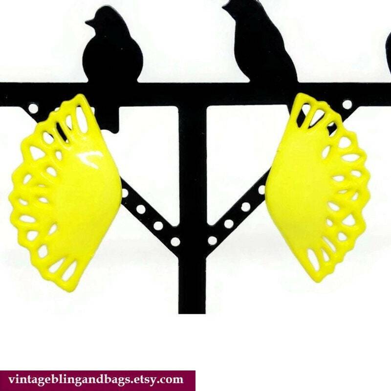 43x23mm Ungetragen Leuchtend Gelb 1980Er Jahre Fächer Ohrringe, Vintage Gelbe 80Er Statement Ohrringe von VintageBlingAndBags