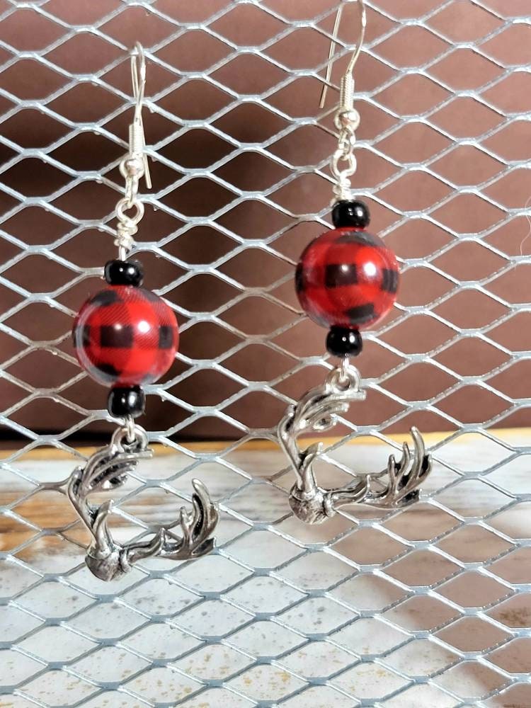 Country Girl Inspirierte Handmade Buck Deer Geweih Ohrringe Mit Red Buffalo Plaid Bead. Boho Shabby Chick Spaß von VintageBohoEarringCo