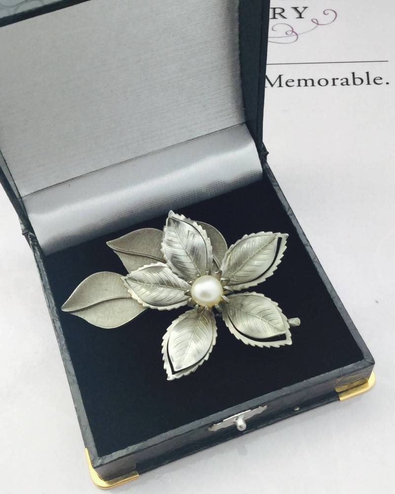 1960Er Silber Und Perlenblume von VintageBoxJewellery