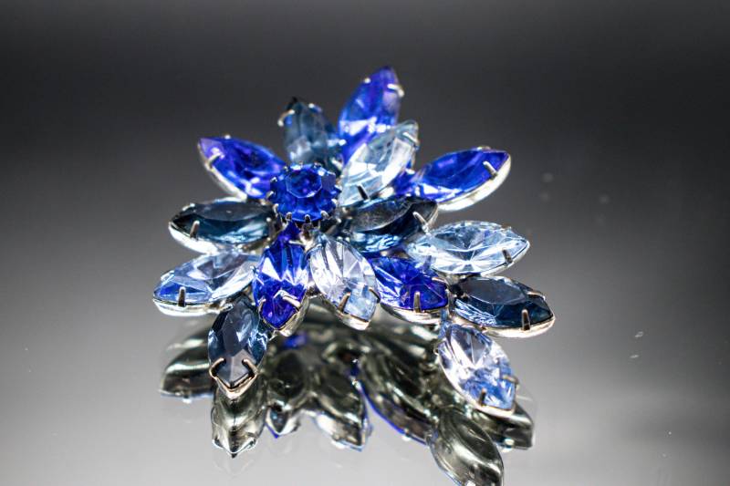 Vintage Blaue Strass Brosche von VintageBoxJewellery