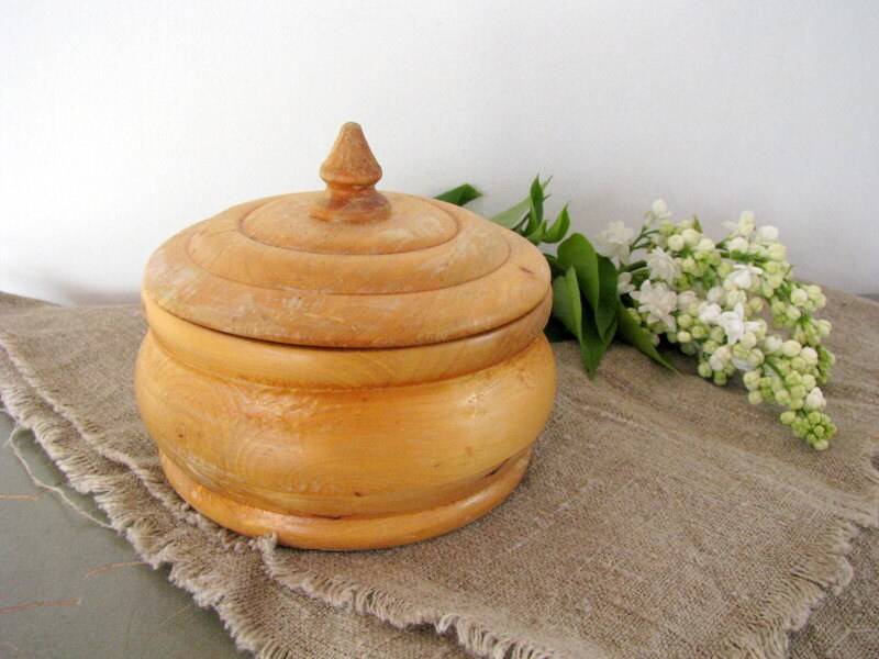 Shabby Chic Runde Holz Schmuckschatulle Rustikale Schmuck Ring Box von VintageButikGita