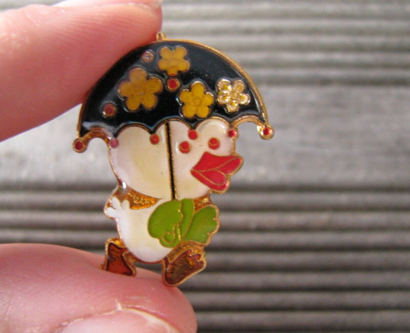 Vintage Enten Brosche Aus Emaille Blumiger Regenschirm, Grüne Handschuhe von VintageButikGita