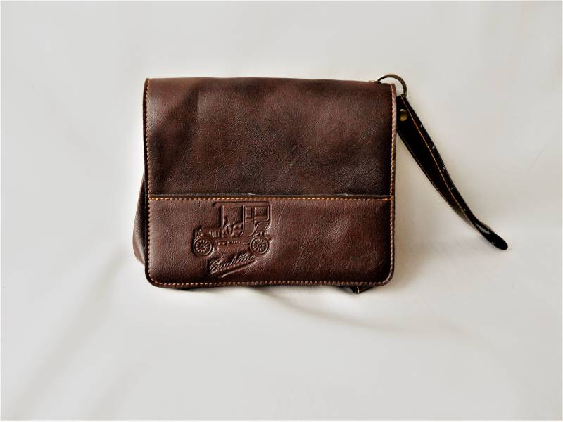 Vintage Männer Portemonnaie Clutch Tasche Braune Geldbörse Aus Kunstleder Mit Retro Cadillac Auto von VintageButikGita