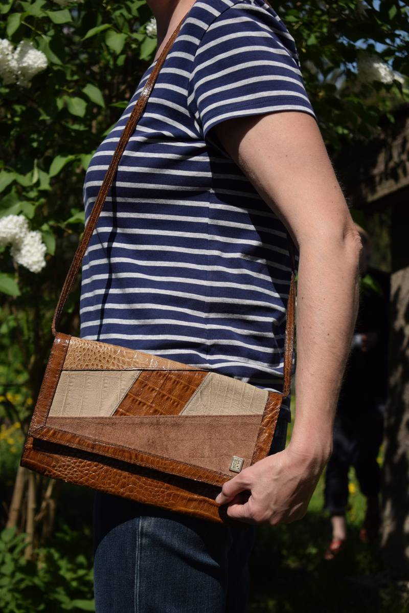 Vintage Mock Croc Schultertasche Braune Wildleder & Lackleder Handtasche von VintageButikGita