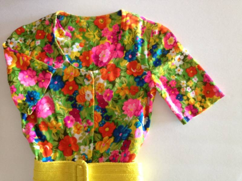 1960's Wild Dress/Charmante Sommerblumen in Pink Orange Gelb Grün Blau U-Ausschnitt Wedding Shower Garden Cottage Perfection 1960's Wild Dress/Charmante Sommerblumen in Pink Orange Gelb Grün Blau U-Ausschnitt Wedding Shower Garden Cottage Perfection von VintageByBeth