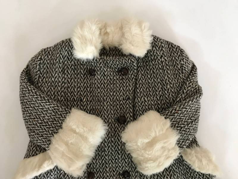 1960Er Jahre Mädchen Mantel - Charmanter Tweed Mit Kunstpelz Akzenten Für Kleine Vintage Ein Wirklich Bezauberndes Stück von VintageByBeth