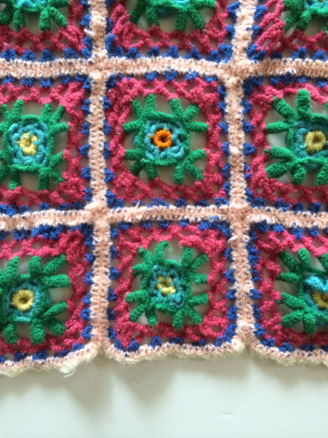 Charmante Rosa Häkeldecke - Ich Liebe Die Farben Türkis -Magenta Kelly Green Cobalt Lemon Blush Volkskunst-Akzent Für Cottage Decor von VintageByBeth