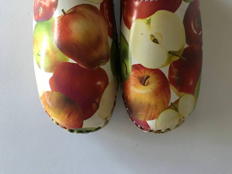 Clogs From Sweden - Charmantes Apfel Design in Rot- & Grüntönen Scandinavian Nordic Eu 36 Clogs From Sweden - Charmantes Apfel Design in Rot- & Grüntönen Scandinavian Nordic Eu 36 von VintageByBeth