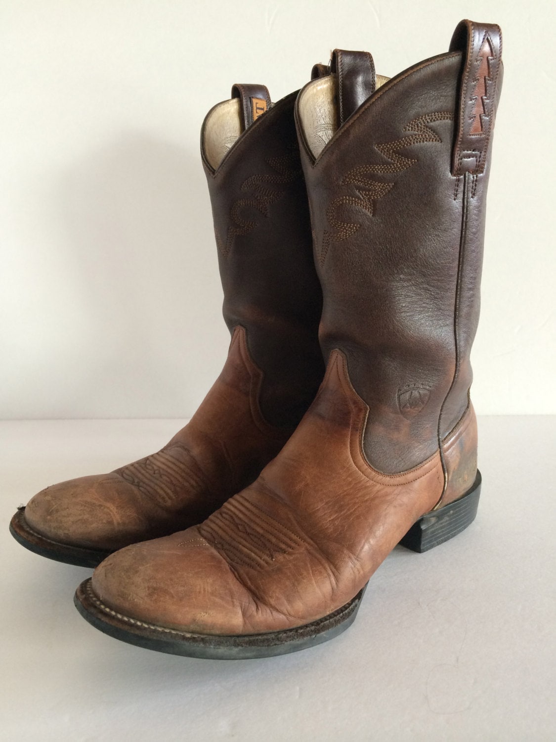 Cowboy-stiefel Ariat - Handgefertigt in Kastanien- Und Schokoladenbraun Inlay Design Nähte Eingebrochen -Eu 6.5 Cowboy-stiefel Ariat - Handgefertigt in Kastanien- Und Schokoladenbraun Inlay Design Nähte Eingebrochen -Eu 6.5 von VintageByBeth