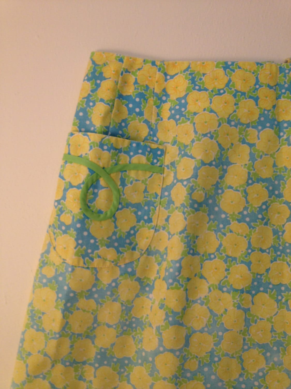 Lilly Pulitzer Rock/Adrettermuster in Türkis Aqua Mit Gelben Stiefmütterchen Blumen Grünen Blättern Weiße Punkte Groß von VintageByBeth