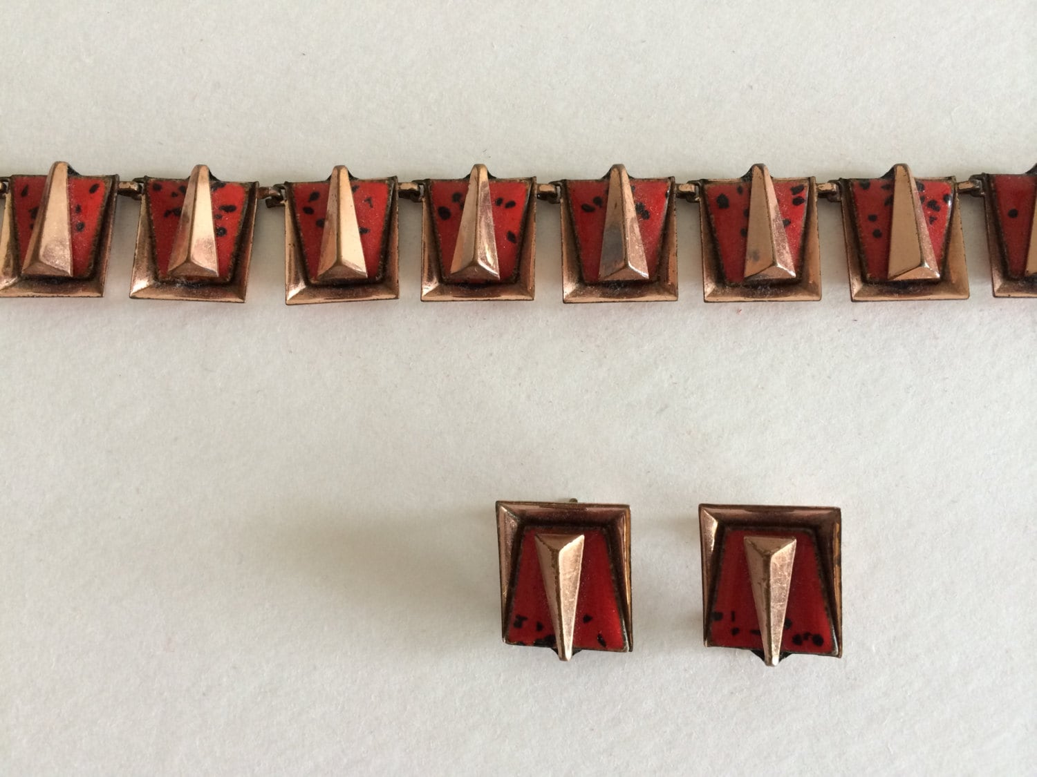 Matisse Renoir Halskette Ohrring Set - Rote Emaille Mit Kupfer Patina & Ungewöhnliches Design Mid Century California Matisse Renoir Halskette Ohrring Set - Rote Emaille Mit Kupfer Patina & Ungewöhnliches Design Mid Century California von VintageByBeth