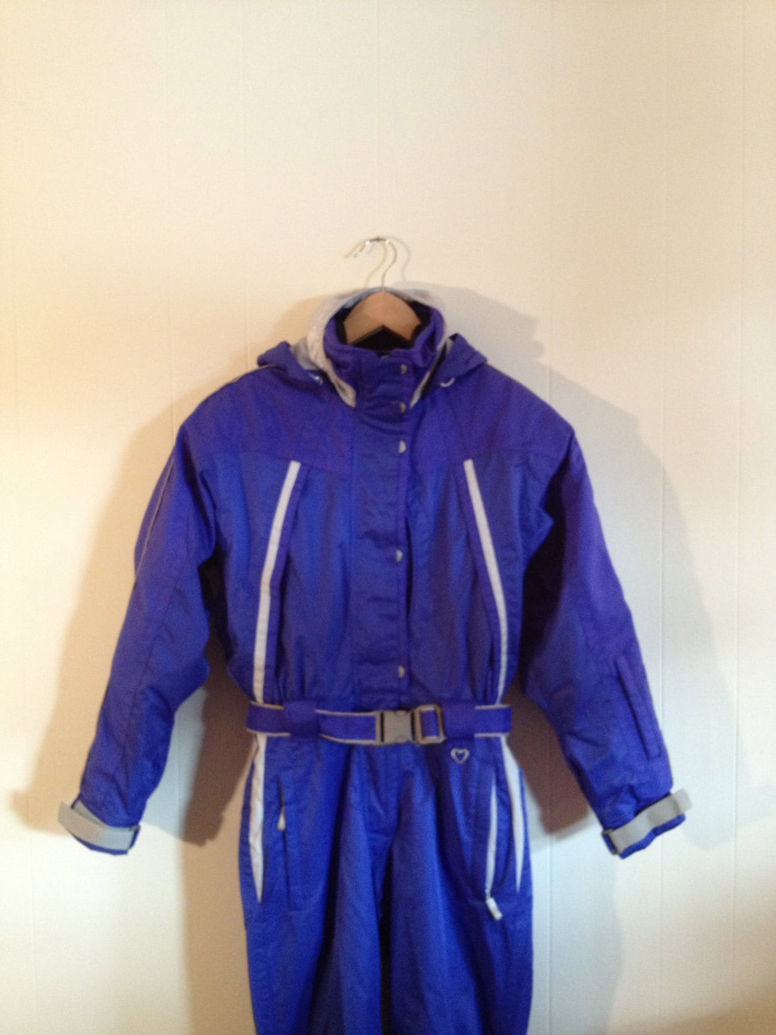 Obermeyer Skianzug 1990Er Jahre/Ski Downhill Racing Vivid Purple One Piece Schneeanzug Schoeller Skifahrer Obermeyer Skianzug 1990Er Jahre/Ski Downhill Racing Vivid Purple One Piece Schneeanzug Schoeller Skifahrer von VintageByBeth