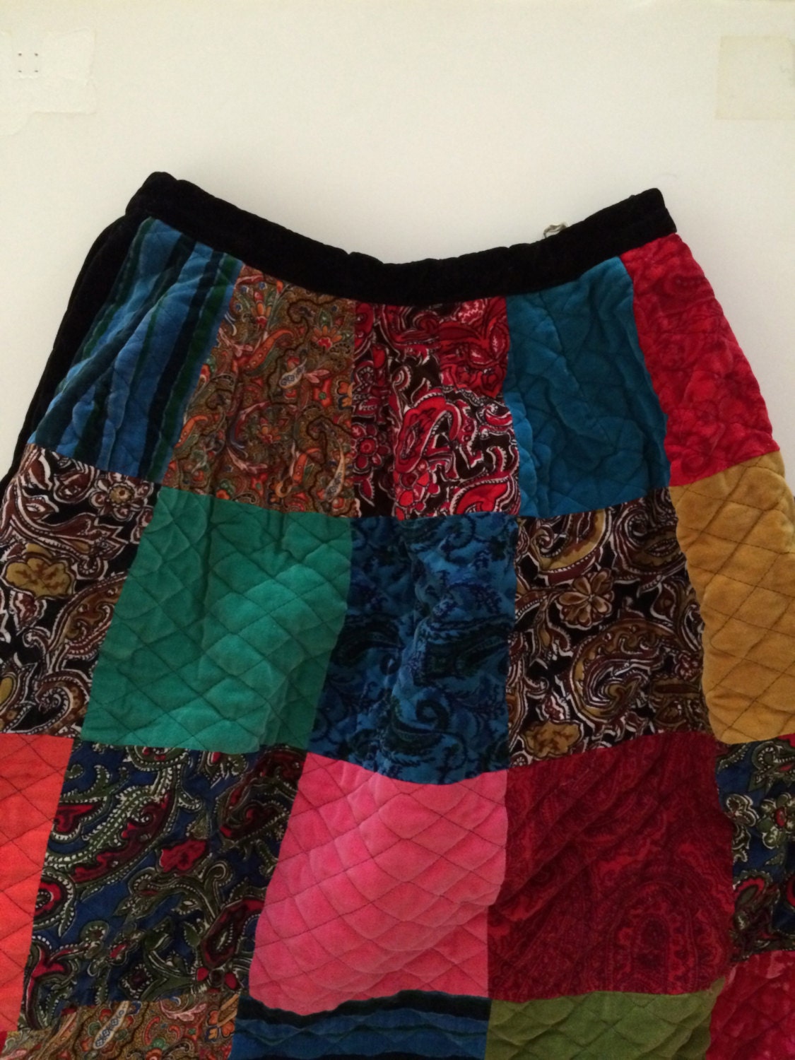 Patchwork Rock Aus Samt - Charmant Samt Atemberaubende Gesteppte Kräftiges Farbblockmuster Auf Schwarz Schönes Urlaubsstück Patchwork Rock Aus Samt - Charmant Samt Atemberaubende Gesteppte Kräftiges Farbblockmuster Auf Schwarz Schönes Urlaubsstück von VintageByBeth